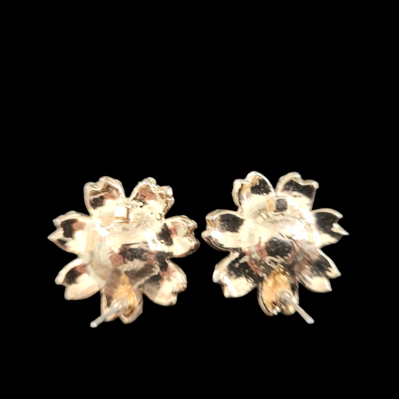 Elegant Black and Pearl Coro Flower Earrings - Picture 3 of 3
